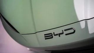 Dojezd 400 kilometrů za 5 minut nabíjení. Čínský BYD posouvá laťku elektromobilů