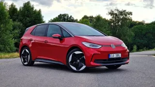 I s menší baterií je Volkswagen ID.3 použitelný elektromobil. Ve městě nemá problém ujet 400 km