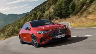 Na masce hvězdná obloha a v baterce 325 km za deset minut. Nový Mercedes-Benz CLA se představuje