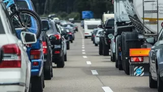 Za zácpou bez zjevné příčiny není jen provoz. Mohou za ni řidiči, co se jiným lepí na zadek