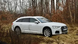 Sněžná liška Audi A6 Allroad 50 TDi quattro má podvozek, který připraví o práci i vodováhu