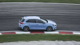 Prohlédněte si ostrý hatchback Hyundai i30 N v poh