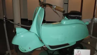 Skútr Vespa v v historické podobě