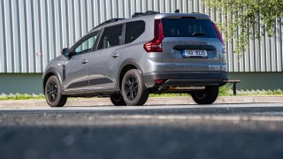 Zajímavá alternativa to je, náhrada za diesel tak úplně ne. Otestovali jsme hybridní Dacii Jogger