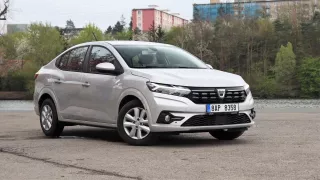 Nová Dacia Logan už nejezdí jako nejlevnější auto. Shazuje se však děsivě lacinými zvěrstvy v kufru