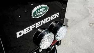 Do aukce jde filmový Land Rover Defender. Proháněl