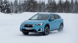 Subaru XV je ideálním rodinným autem na hory. Umí zabrat všemi čtyřmi a nabízí zimní kola zdarma