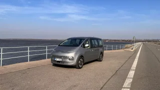 Hyundai Staria HEV: Kosmický cestovatel vyměnil diesel za hybrid. Něco tím získal, něco ztratil