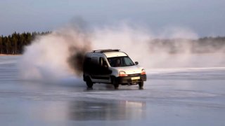 Z malé dodávky udělali kouřící driftovací lokomotivu