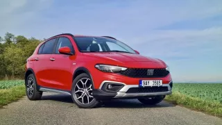 Fiat Tipo je normálním autem za normální peníze. Žádný luxus a zábavné svezení však nečekejte