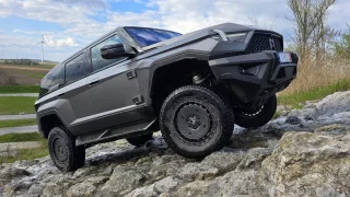 Test čínského monstra za pět milionů: MHero 917 má až 1088 koní, ale ukáže je málokdy. V terénu září