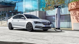 Škoda vjela do éry elektromobility. Ukázala sériový Superb iV a Citigo e iV