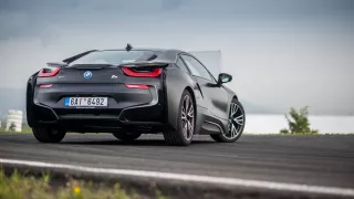 BMW i8 Protonic Frozen v matně černém laku. 6