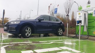 Napůl elektrické Audi Q5 55 TFSI e quattro je drahé. Jako auto pro bohaté měšťany ale dává smysl