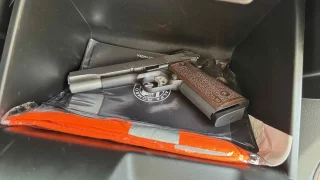 Střelná zbraň v autě: Jak se chovat při policejní kontrole a co říká zákon o uschování v kastlíku