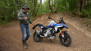 Sršeň není zpovykaný motorkář. Motorku s výkonem 48 koní prohnal blátem i šotolinou