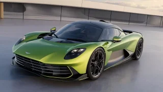 Nový Aston Martin Valhalla je venku! Původně chtěl měnit olej za 90 sekund, ale nakonec změnil techniku