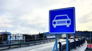 Řidiči se často zbytečně plouží tam, kde mohou svištět. Nevědí, co znamená tato značka