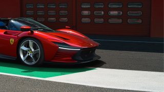 Nové Ferrari 12Cilindri je tu! Má atmosférickou V12, 830 koní a stojí 10 milionů