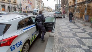 Strážníci, kteří nadávali cyklistovi, dostanou trest. Doučení angličtiny v něm bohužel není