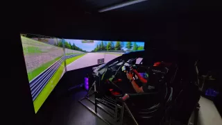 Simulátor za miliony korun. Tohle není hračka pro děti, ale nezbytná součást motorsportu