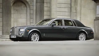 Nadšený řidič najel s vozem Rolls-Royce 775 tisíc kilometrů. Každý ho vyšel na 80 korun