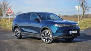 Nový Opel Grandland je v Česku. S plnou nádrží chce ujet až 1000 kilometrů, navíc komfortně