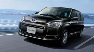 Jen volant a několik tlačítek. Toyota za 240 tisíc láká řidiče, kteří nechtějí moderní techniku