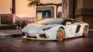 Zlatem pokryté Lamborghini - hlavní