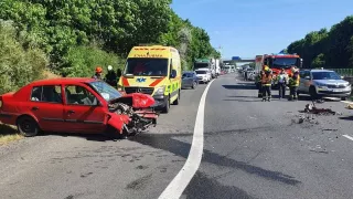 Řidič musí zastavit u dopravní nehody, i když se ho netýká. Záchranáři radí, co udělat jako první