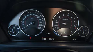 Tradiční interiér BMW 330i 3