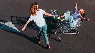 Auto odřené nákupním vozíkem: jaké pojištění pomůže?