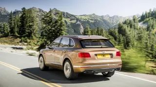 Luxusní dvanáctiválcové SUV Bentley Bentayga. 2