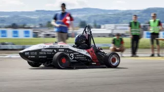 Padl nový rekord ve zrychlení. Žena za volantem formule zvládla z 0 na 100 km/h zrychlit za méně než 1 sekundu