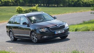 Tahle Škoda Superb Combi má 477 koní