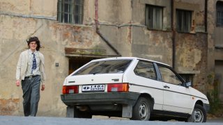 Víte, jaká nová auta byla u nás k dostání na sklonku roku 1989? Škoda Favorit přišla na 26 platů