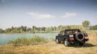 Dvanáctiválcové Lamborghini LM002 se mimo asfalt n