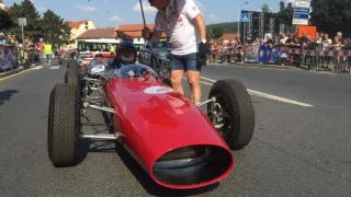 Z lodního kontejneru na golfovém hřišti až na závodní dráhu: Jak František Spěváček oživil historickou formuli