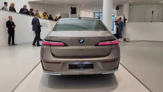 BMW i7