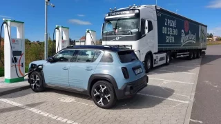 Dlouhodobý test Renaultu 4 E-Tech z pohledu dobíjení doma i na cestách