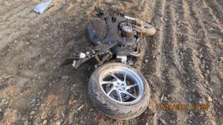 Video: Motorkář při předjíždění trefil auto v protisměru. Jeho i spolujezdkyni zachraňoval vrtulník