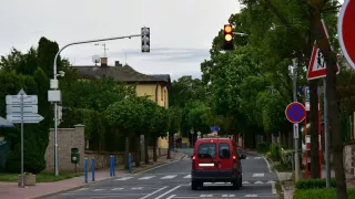 Je účinnější než radar. České obce používají ke zpomalení aut systém, před kterým není úniku