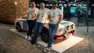 Partička novinářů porazila na závodním okruhu bývalého pilota formule 1. Byl to napínavý souboj