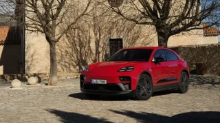 První jízdy s Porsche Macan GTS: Od moře až do hor, elektrický silák chytne za srdce