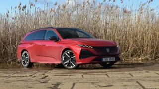 Peugeot 308 SW řidiče přesvědčí, že nepotřebují ani Octavii, ani diesel. A facelift mu dost sluší