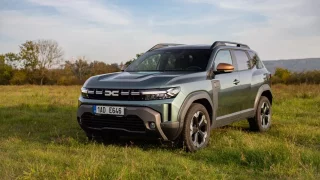 Test Dacie Duster ve verzi obytňák. Vyzkoušeli jsme hybrid v kombinaci s tovární postelí za 40 tisíc