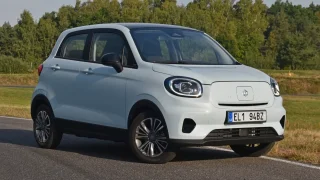 V Česku je k mání elektromobil za 450 tisíc korun. Ve městě ujede 400 km a má slušnou výbavu