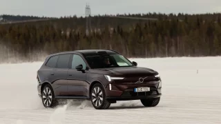 Nejbezpečnější Volvo v historii jsme otestovali velmi netradičně. Driftovali jsme na zamrzlém jezeře