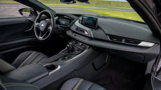 BMW i8 Protonic Frozen v matně černém laku. 8