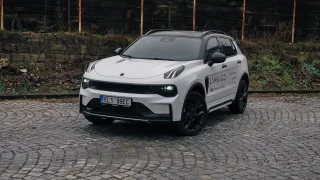 Čínštější než Volvo, přesto evropštější než ostatní. Lynk & Co 01 chce oslovit mladší zákazníky